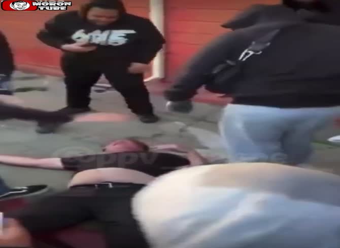 Video :A man was brutally attacked in Oakland in front of unconcerned bystanders (Warning - disturbing)